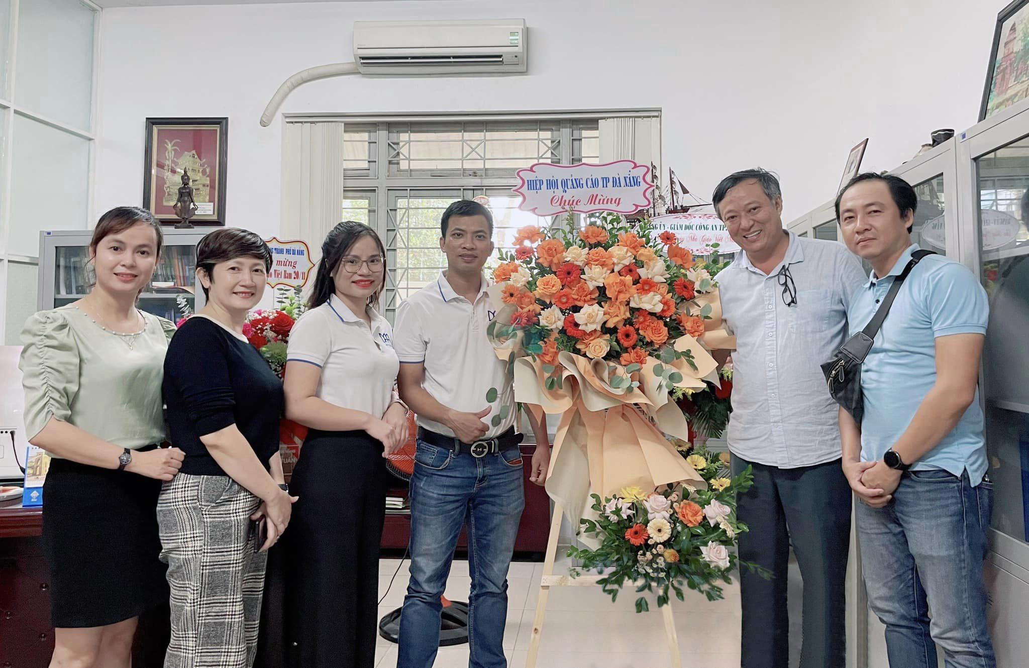 Đại diện Hiệp hội Quảng cáo TP Đà Nẵng đã đến thăm và chúc mừng kỷ niệm 40 năm ngày Nhà giáo Việt Nam trường ĐH Kiến trúc Đà Nẵng